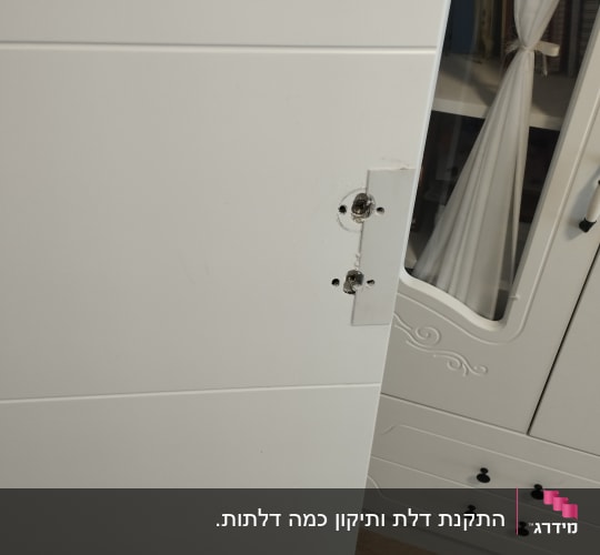 דלת פנים לבנה ללא ידית במהלך עבודת תיקון מנעול וידית